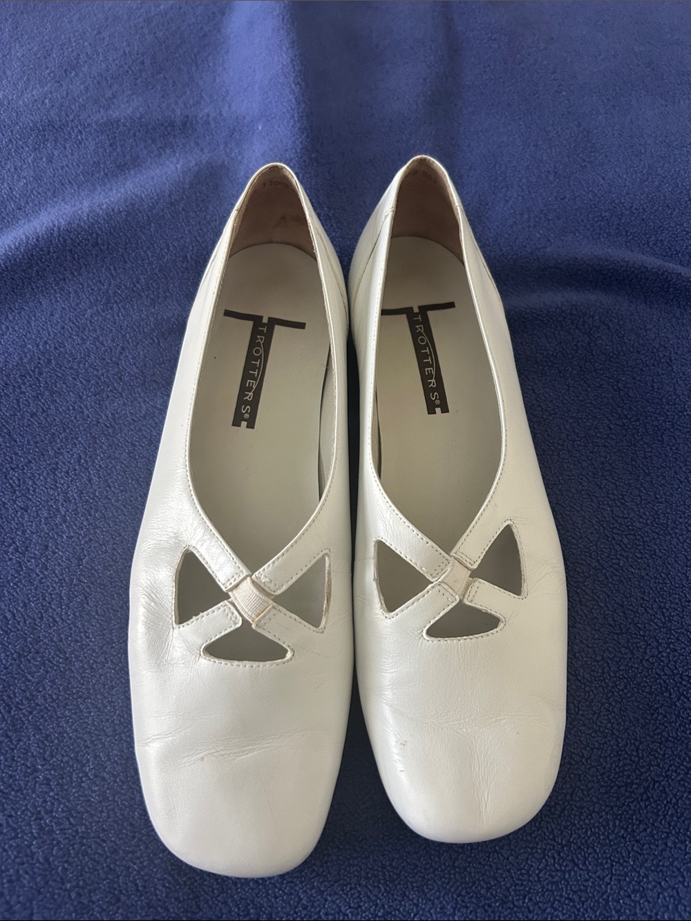 Trotters White Leather Slip-On Flats with Cutout Detail